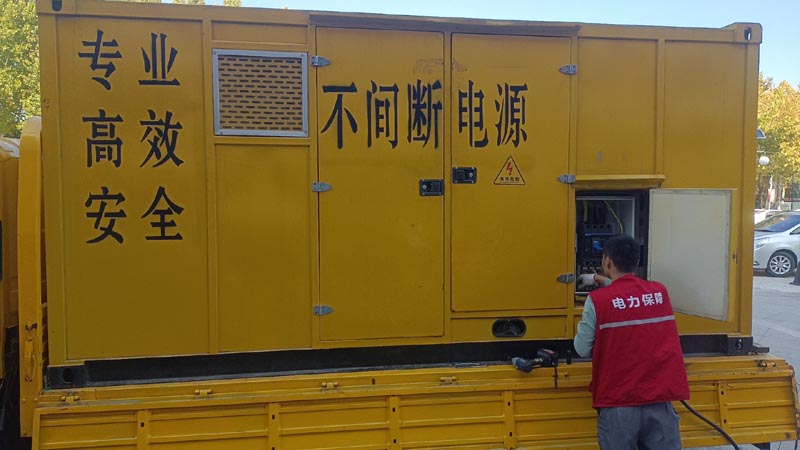 三门柴油发电机组和UPS电源配合使用时，如何避免切换过程中的电力中断？